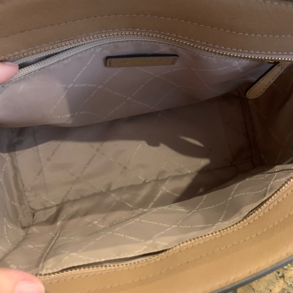 MK Selma MD Satchel with matching wallet - Picture 6 of 12